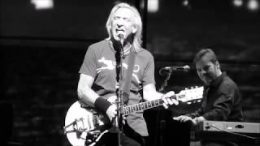 Glenn-Frey-Introduces-Joe-Walsh-The-Eagles-Lifes-Been-Good-To-Me-Live-11514